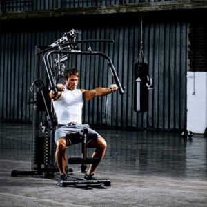 Jėgos staklės Kettler Multigym Plus 4 salėje su vyru