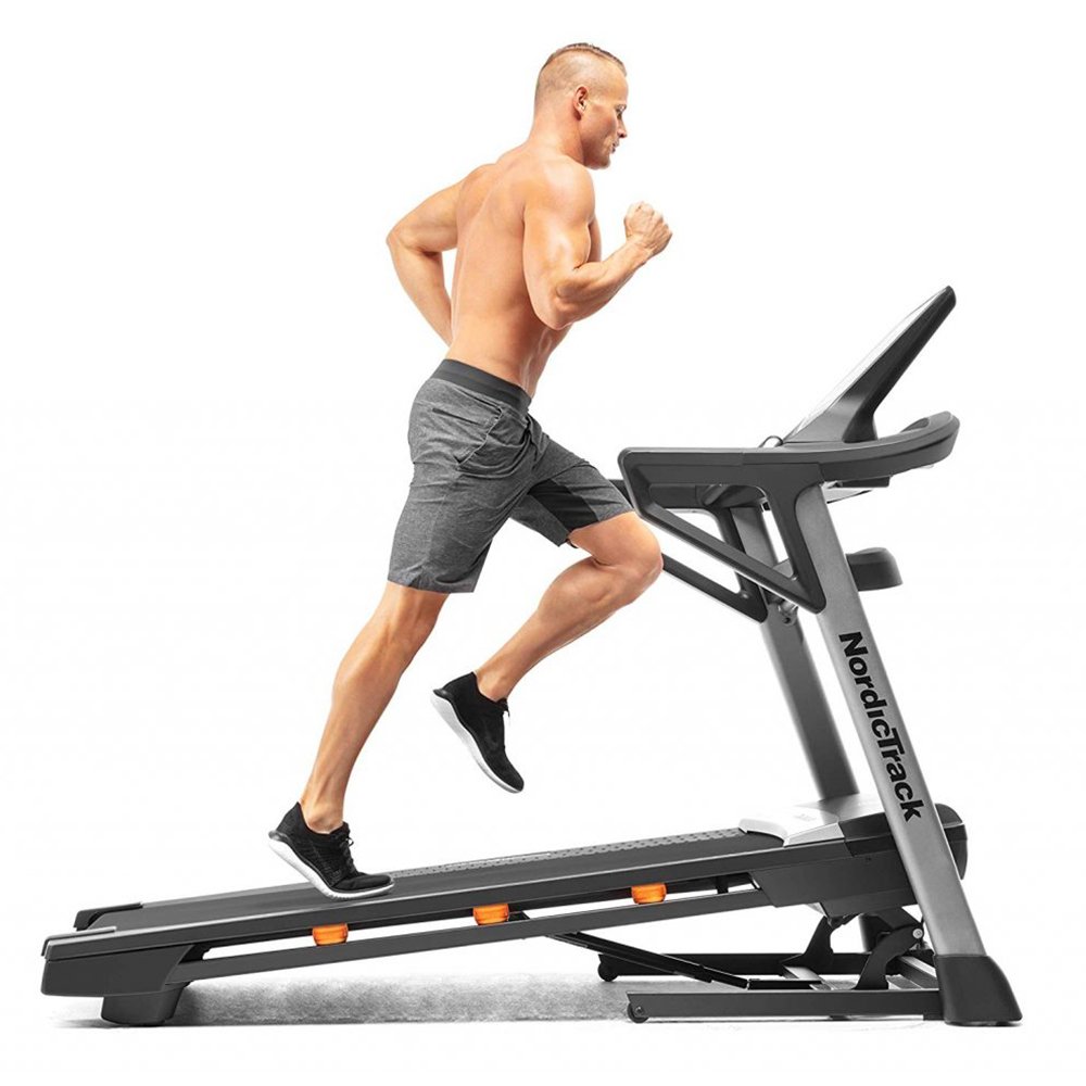 Bėgimo takeliu NordicTrack T 7.5 S bėga vyras